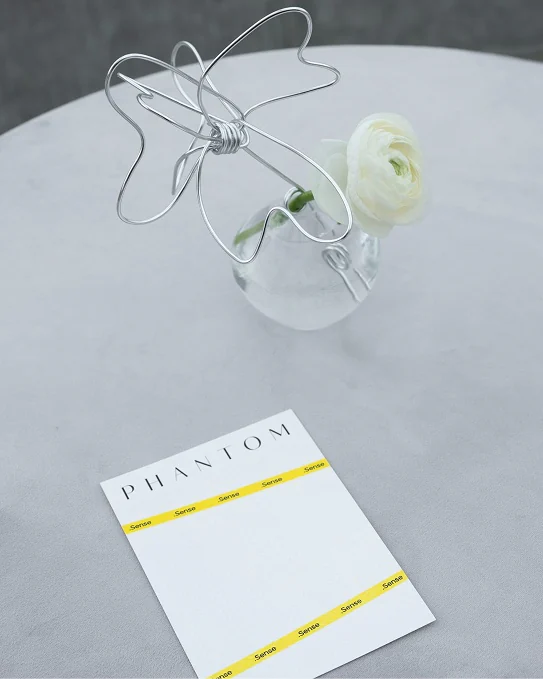 Wire flower and a Phantom card